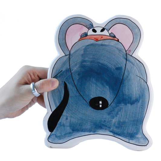 耳を動かすこつは、耳の付け根がどこかを意識するところからはじめるといい。付近を指でつついて探し当ててみよう