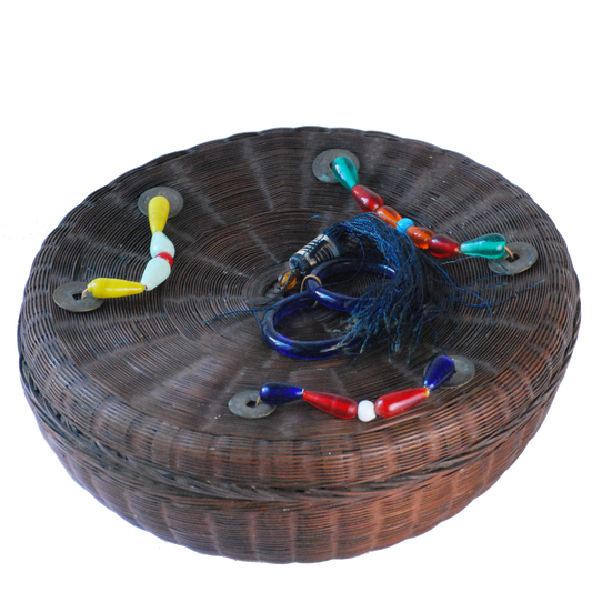 青い花を摘んでかんむりをつくりましょう。かんむりは流れた血に依って重くも軽くもなります